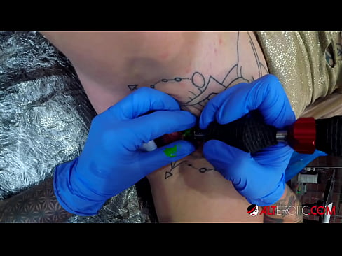 ❤️ Extremamente tatuada, a brasa Sully Savage fez uma tatuagem no seu clítoris ❤❌ Porno duro em nós ❤